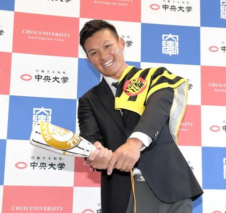 　阪神から指名あいさつを受け喜ぶ中大・森下翔太（撮影・金田祐二）