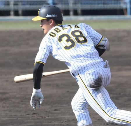 　６回、内野安打を放つ小幡（撮影・田中太一）