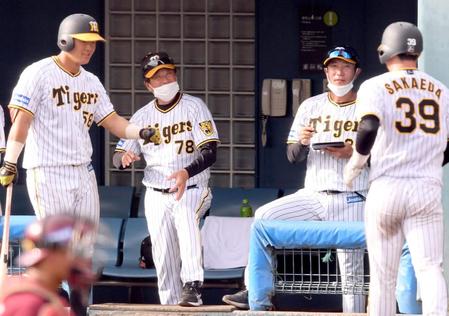 　８回、生還した栄枝（右）を笑顔で迎える平田２軍監督。ラストの指揮を勝利で飾った（撮影・田中太一）