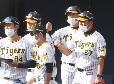 　ラストの指揮を勝利で飾り、選手を出迎える平田２軍監督（右から２人目）＝撮影・田中太一