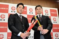 　阪神から育成ドラフト１位指名を受けた九産大・野口（右）。左は広島育成１位の中村