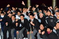 　野球部員らと喜ぶ野口（中央右）