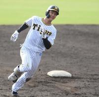 　８回、三塁打を放ちサイクル安打を達成する小幡（撮影・田中太一）