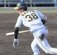 　６回、内野安打を放つ小幡（撮影・田中太一）