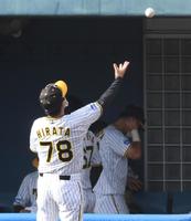 　ウイニングボールを客席へ投げ入れる平田２軍監督（撮影・田中太一）