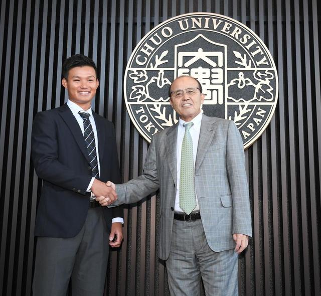 阪神・岡田監督　１位指名の中大・森下にあいさつ「いい体をしている。いい補強できた」