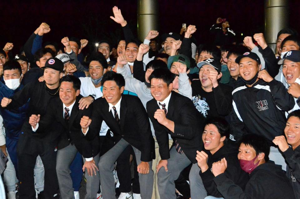 　野球部員らと喜ぶ野口（中央右）
