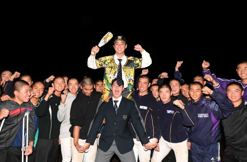 阪神から３位指名を受け部員に祝福され笑顔の関東第一・井坪（中央）＝撮影・開出牧