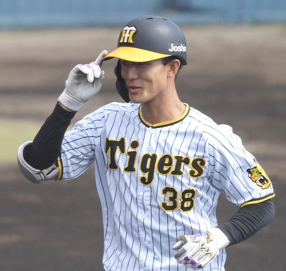 　２回、ソロを放った小幡は生還し笑顔を見せる（撮影・田中太一）