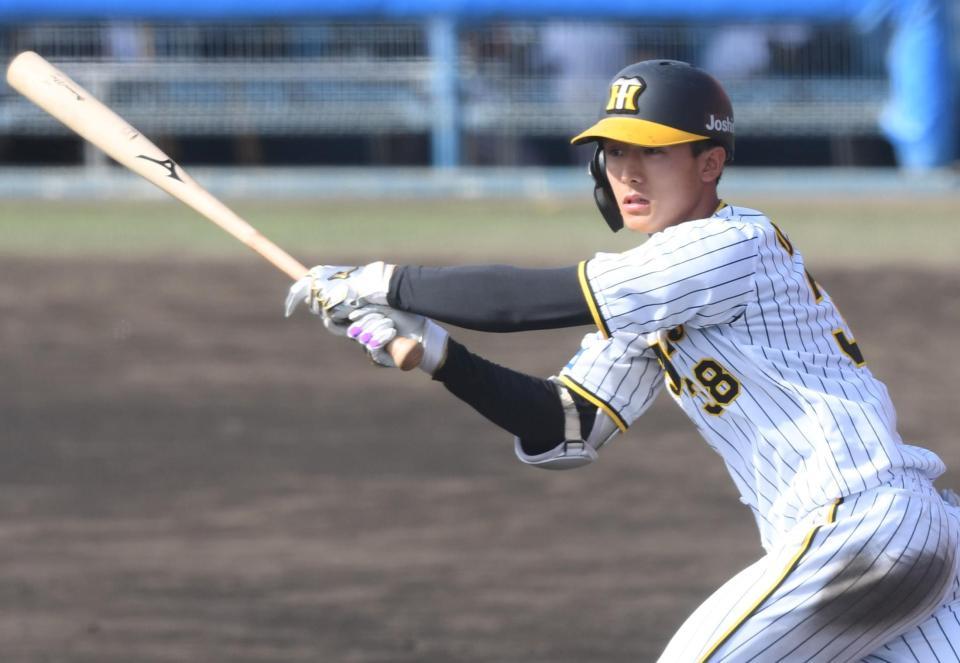 　４回、左前へ安打を放つ小幡（撮影・田中太一）