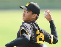 　キャッチボールで調整する森木（撮影・田中太一）