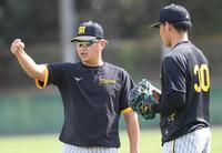 　佐藤蓮（右）を指導する福原コーチ（撮影・田中太一）