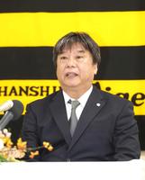 就任会見で抱負を語る嶋田宗彦１軍バッテリーコーチ（代表撮影）
