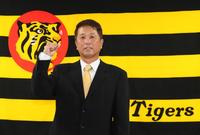 就任会見を終えてガッツポーズする水口１軍打撃コーチ（代表撮影）