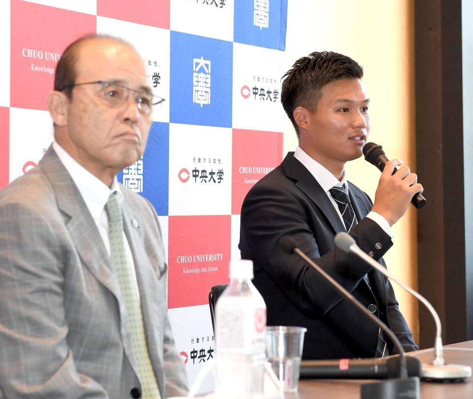 　岡田監督と並んで会見する中大・森下翔太（撮影・金田祐二）