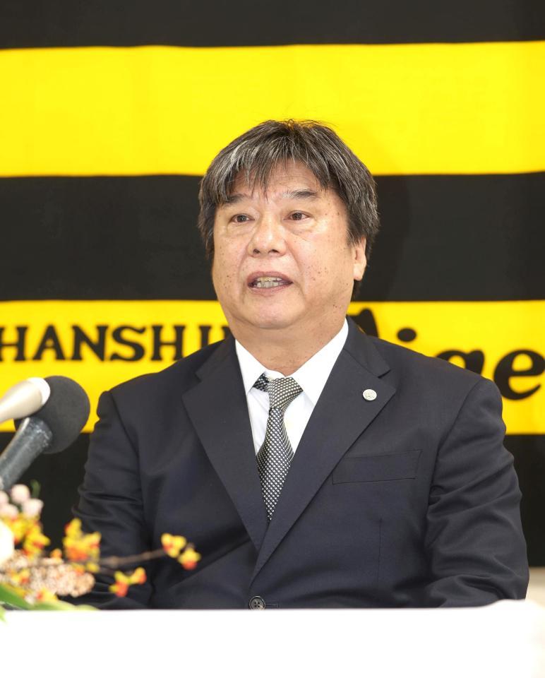 就任会見で抱負を語る嶋田宗彦１軍バッテリーコーチ（代表撮影）