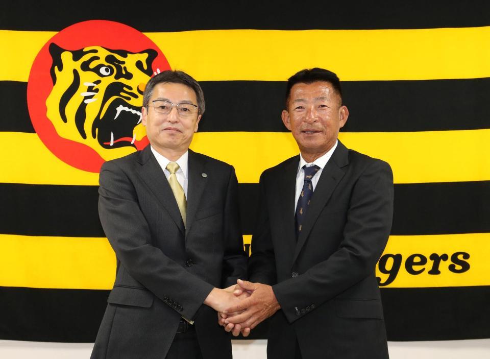 　握手を交わす百北幸司球団社長（左）と馬場１軍内野守備走塁コーチ（代表撮影）