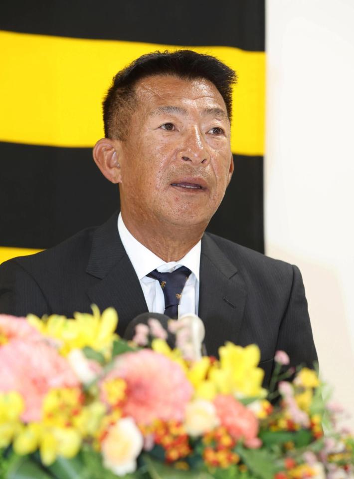 　就任会見で抱負を語る馬場１軍内野守備走塁コーチ（代表撮影）