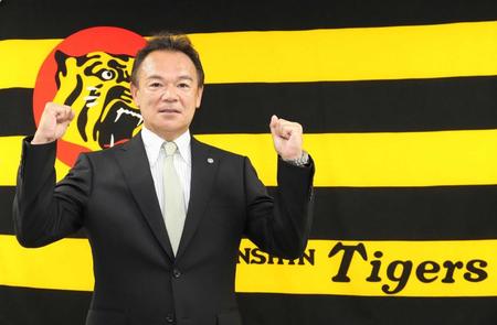 　会見を終えてガッツポーズする和田２軍監督（代表撮影）