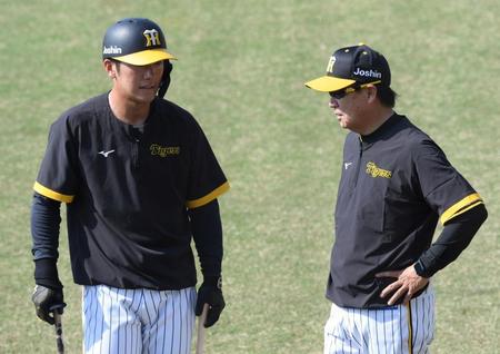 　豊田と話をする和田２軍監督（撮影・田中太一）