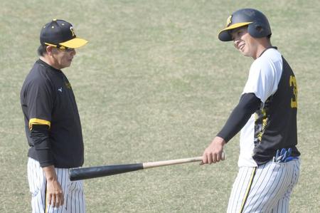　井上と話をする阪神・和田２軍監督（撮影・田中太一）