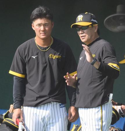 　前川と話をする和田２軍監督（撮影・田中太一）