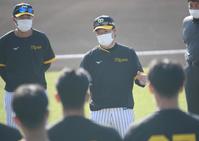 　チームに合流した和田２軍監督（中央）は選手を集めて話をする（撮影・田中太一）