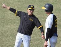 　井上と話をする和田２軍監督（撮影・田中太一）