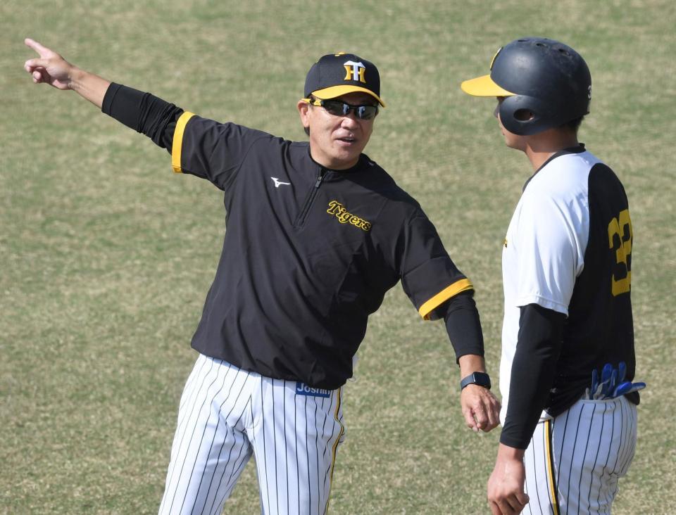 　井上と話をする和田２軍監督（撮影・田中太一）