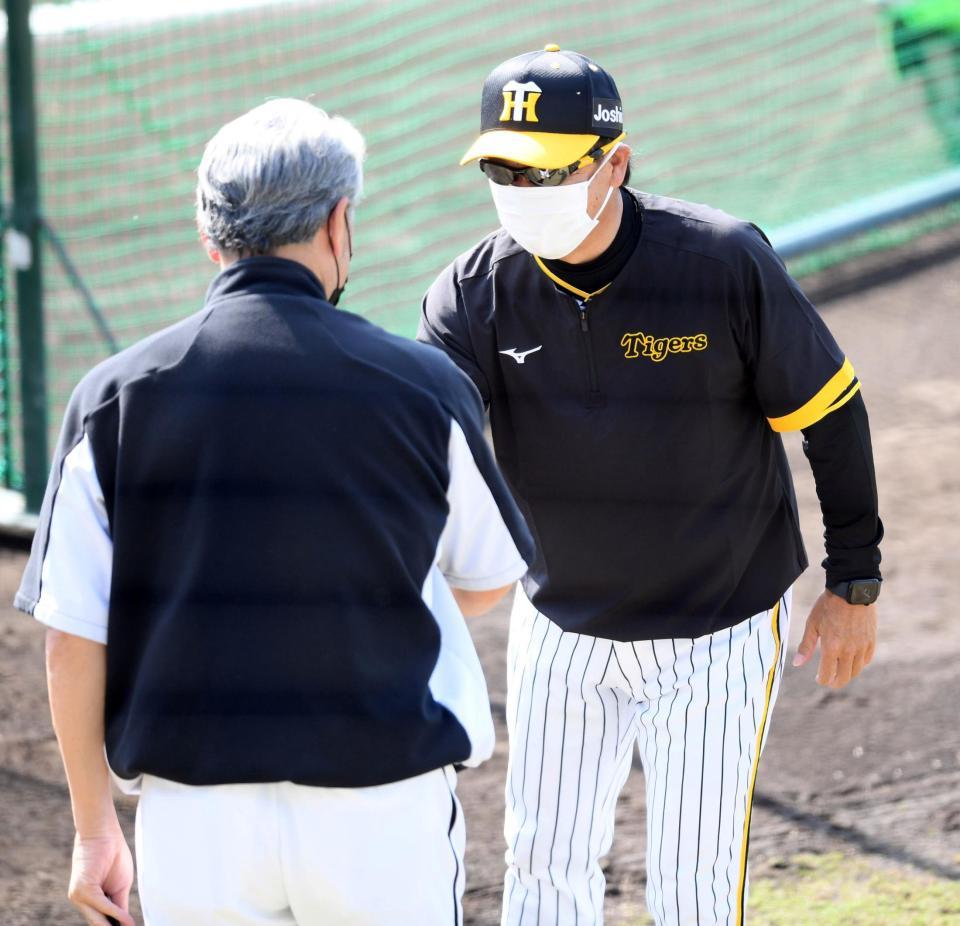 　ロッテ・吉井監督とあいさつする阪神・和田２軍監督（撮影・田中太一）