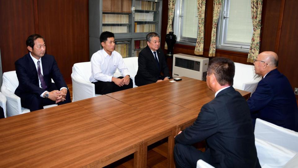 　畑山統括スカウト（右端）から指名あいさつを受ける天理高校・戸井零士（左から２人目）＝撮影・山口登