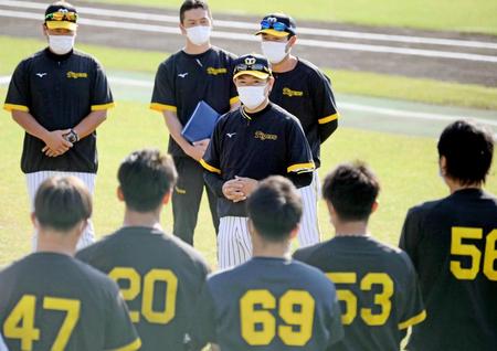 　チームに合流した和田２軍監督（中央）は選手を集めて話をする（撮影・田中太一）
