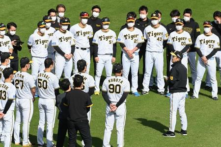 　練習前に選手たちに話をする岡田新監督