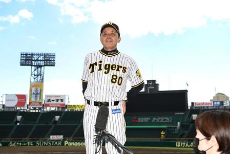 　久々の甲子園で、充実した表情で会見する岡田監督（撮影・田中太一）