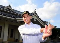 　指名あいさつを終え、天理・戸井は笑顔でポーズを決める（撮影・山口登）