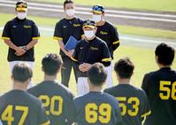 　チームに合流した和田２軍監督（中央）は選手を集めて話をする（撮影・田中太一）