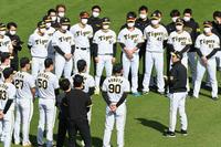 　練習前に選手たちに話をする岡田新監督