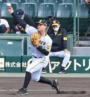 　岡田監督が見守る中、三塁で守備練習する佐藤輝（撮影・飯室逸平）