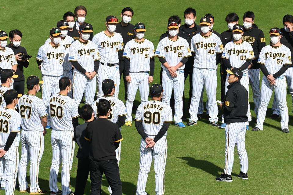 　練習前に選手たちに話をする岡田新監督