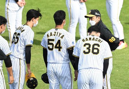 　岡田監督（右）にあいさつする湯浅（左）ら