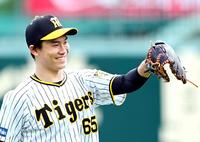 　練習中、笑顔を見せる湯浅（撮影・山口登）