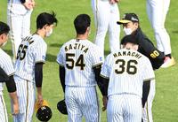 　岡田監督（右）にあいさつする湯浅（左）ら