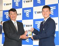 　葛西稔スカウト（左）から岡田監督のサインの入ったＩＤを受け取る東海大札幌・門別啓人（撮影・堀内翔）