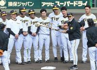 　練習後、二塁ベース付近に選手を集め、打撃指導をする岡田監督。左から３人目は高山（撮影・田中太一）