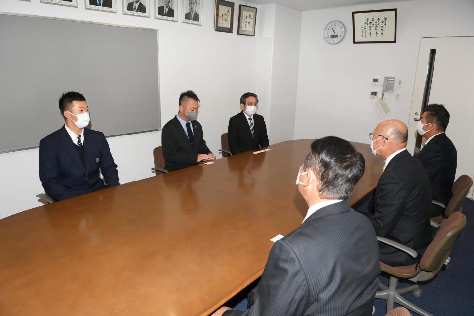 　阪神スカウト陣からあいさつを受ける東海大札幌・門別啓人（撮影・堀内翔）