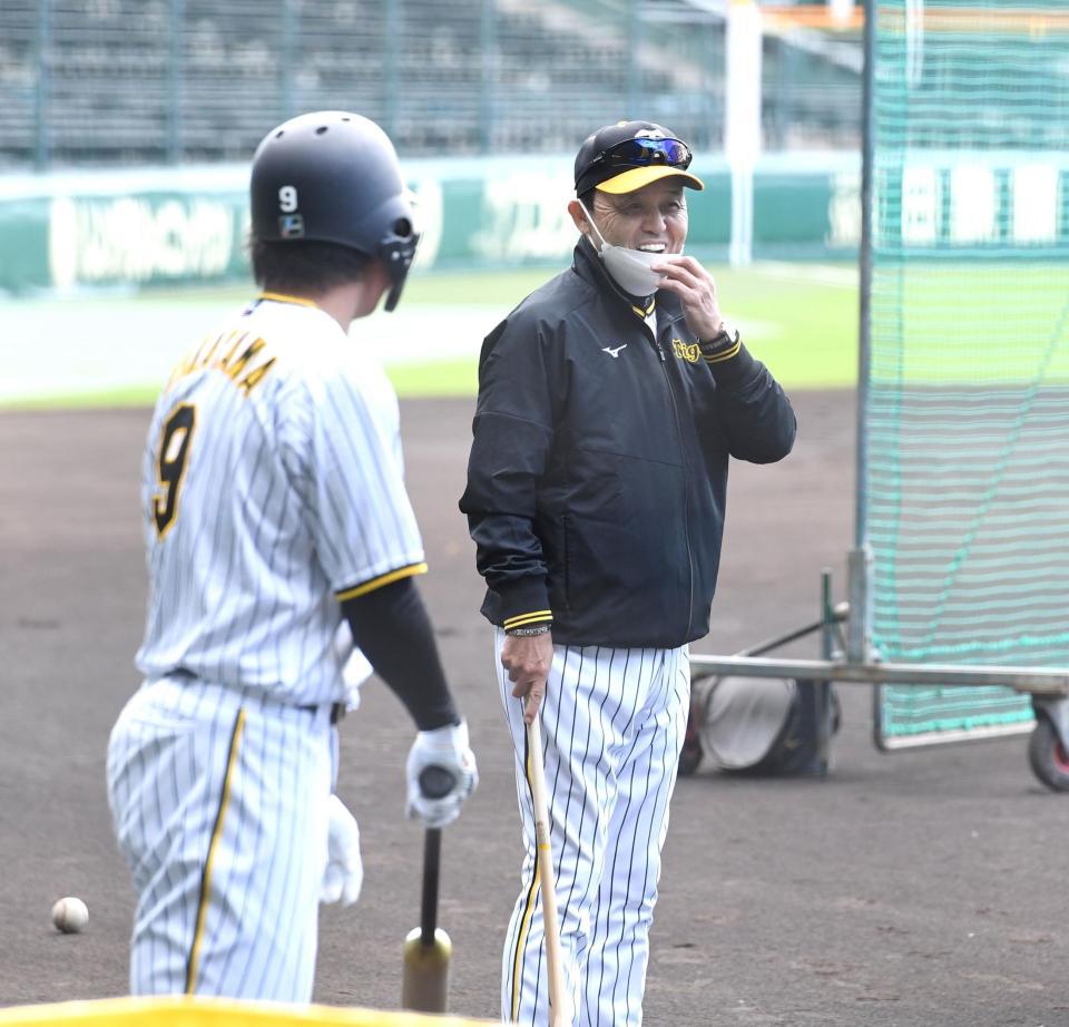 　打撃練習する高山（９）に笑顔で声をかける岡田監督（撮影・飯室逸平）