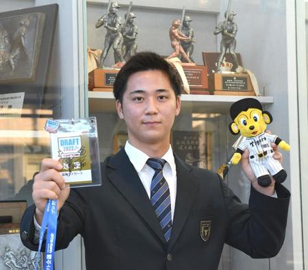 　岡田監督のサインが入ったドラフト会議の通行証を手にする阪神ドラ３の井坪陽生（撮影・佐々木彰尚）