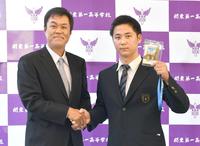 　平塚スカウト（左）から岡田監督のサインが入ったドラフト会議通行証を渡された関東一・井坪（撮影・佐々木彰尚）