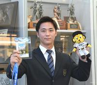 　岡田監督のサインが入ったドラフト会議の通行証を手にする阪神ドラ３の井坪陽生（撮影・佐々木彰尚）