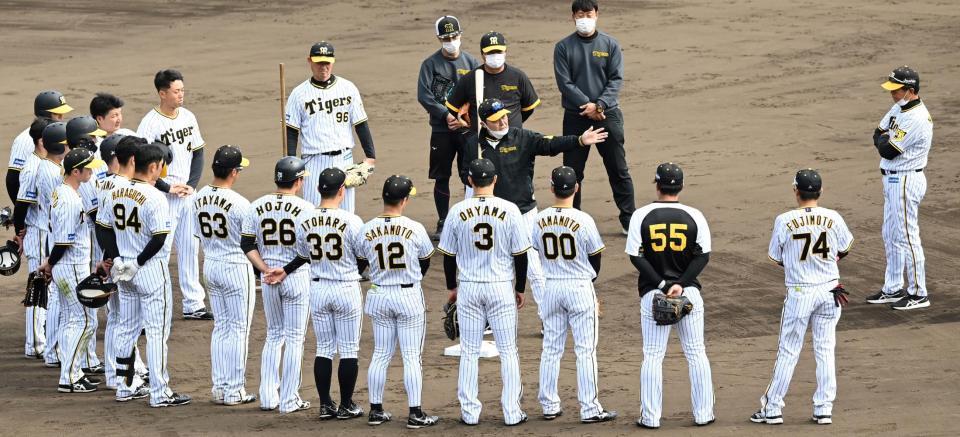 　フリー打撃終了後、ナインを集め打撃のアドバイスをおくる岡田監督（中央）＝撮影・飯室逸平
